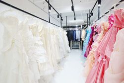 มีบริการชุดกิโมโนะและชุดเดรสที่ครบครัน