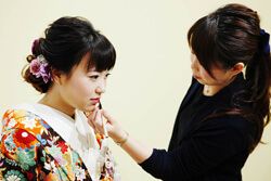 บริการช่างแต่งหน้าทำผมมืออาชีพที่จะตามดูแลท่านตลอดการถ่ายทำพรีเวดดิ้ง